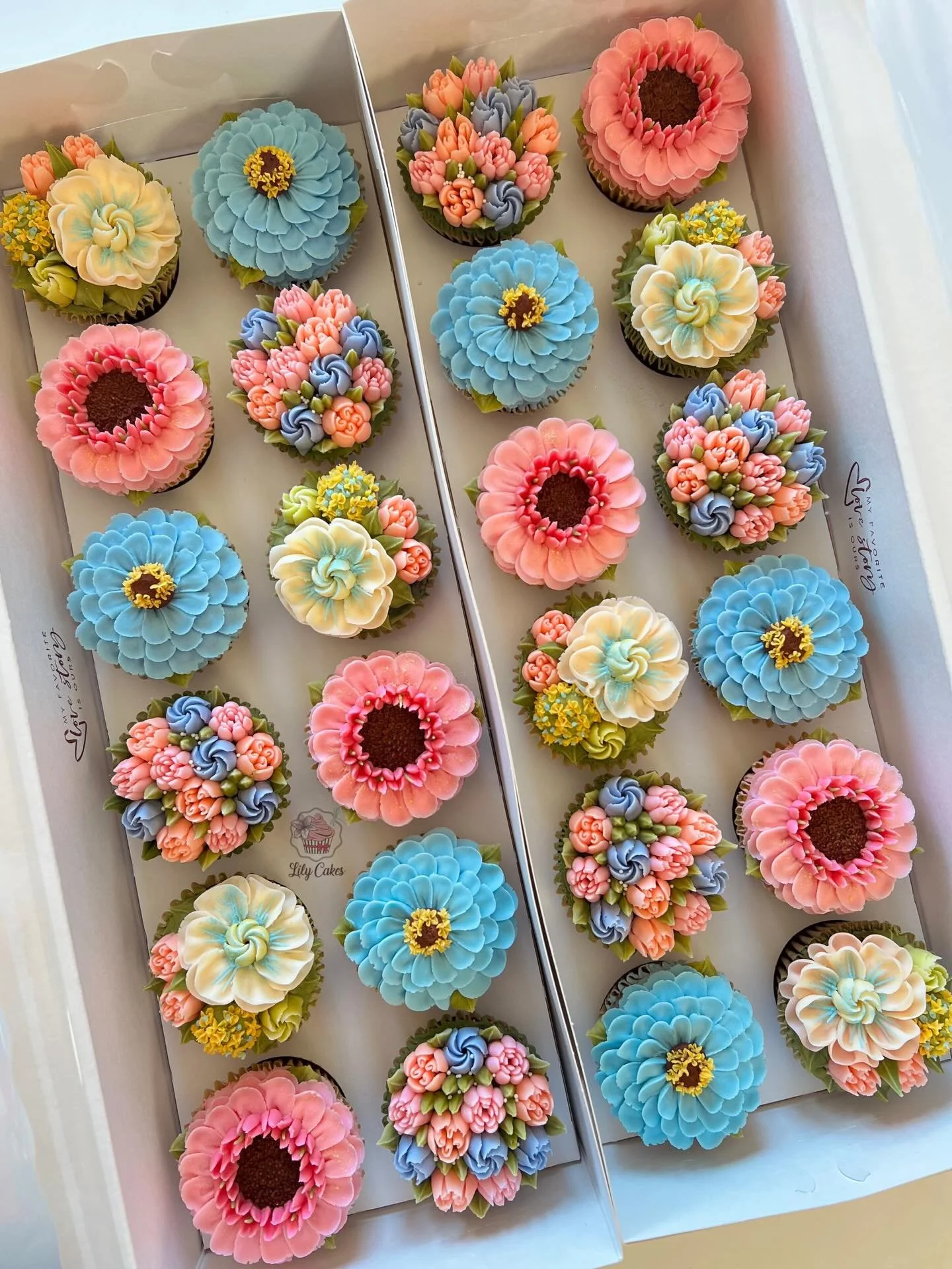 Flowers? 
I say YES!!! 🥰🌸🩵💒

#lilycakestylertx #floralcupcakes #buttercream #cupcakes #flowers