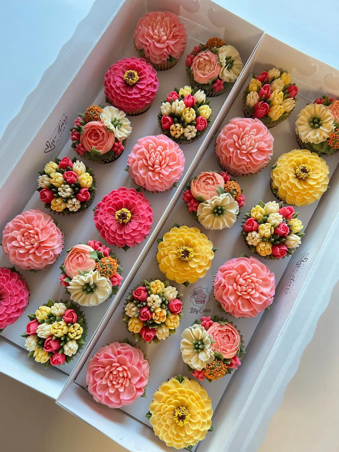 Flowers are happiness!!💖🌸🧡🥰💒

#lilycakestylertx #floralcupcakes #buttercream #cupcakes #flowers