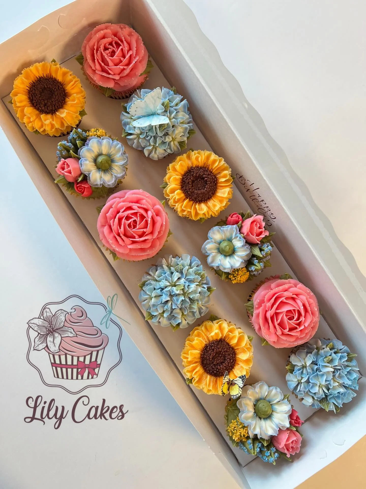 Hydrangeas and sunflowers make a beautiful duo! 🦋🩵🌻

Happy birthday to a special lady, I&rsquo;m so happy to make beautiful cupcakes for you!💖

#lilycakestylertx #buttercream #cupcakes #flowers #floralcupcakes