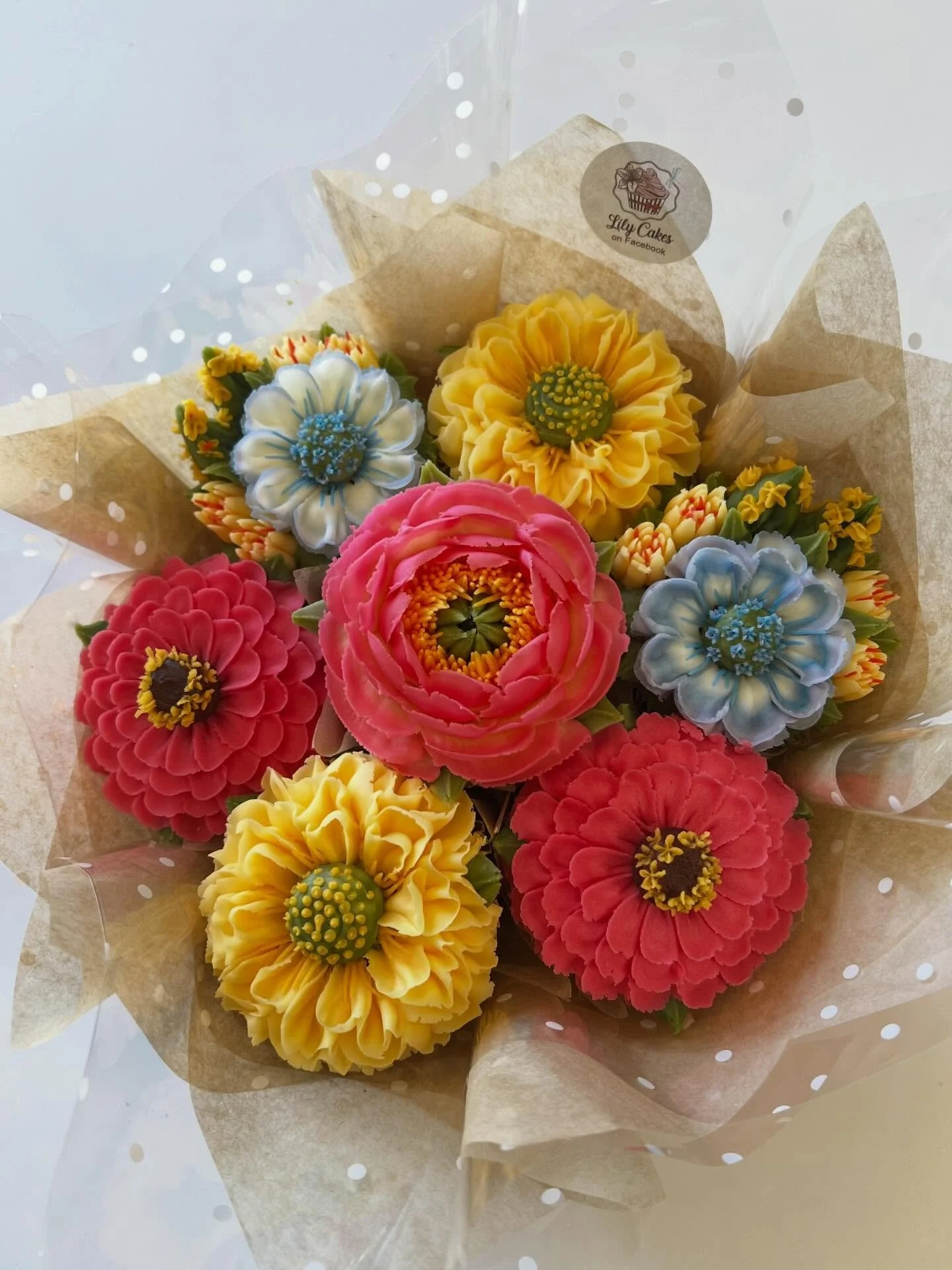 This March, picking flowers and chasing dreams!! 💐💖🤲🏻

#lilycakestylertx #buttercream #flowers #cupcakes #buttercreamflowers