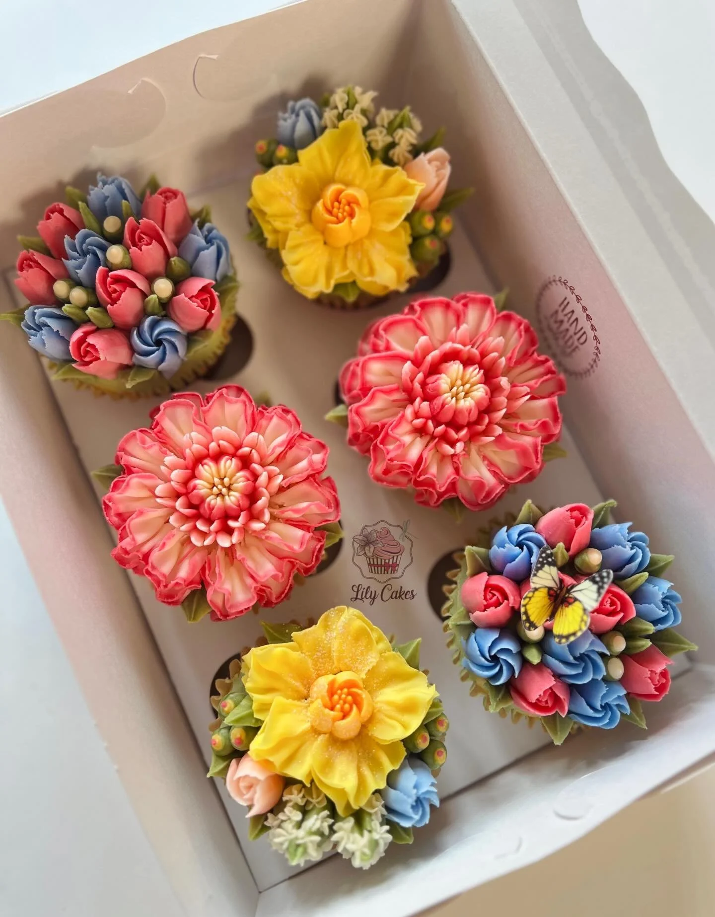 Daffodils announce the arrival of spring, those little suns growing in the ground that are absolutely lovely!! 🥰 🌼🌼🧡

#lilycakestylertx #floralcupcakes #buttercream #cupcakes #daffodils