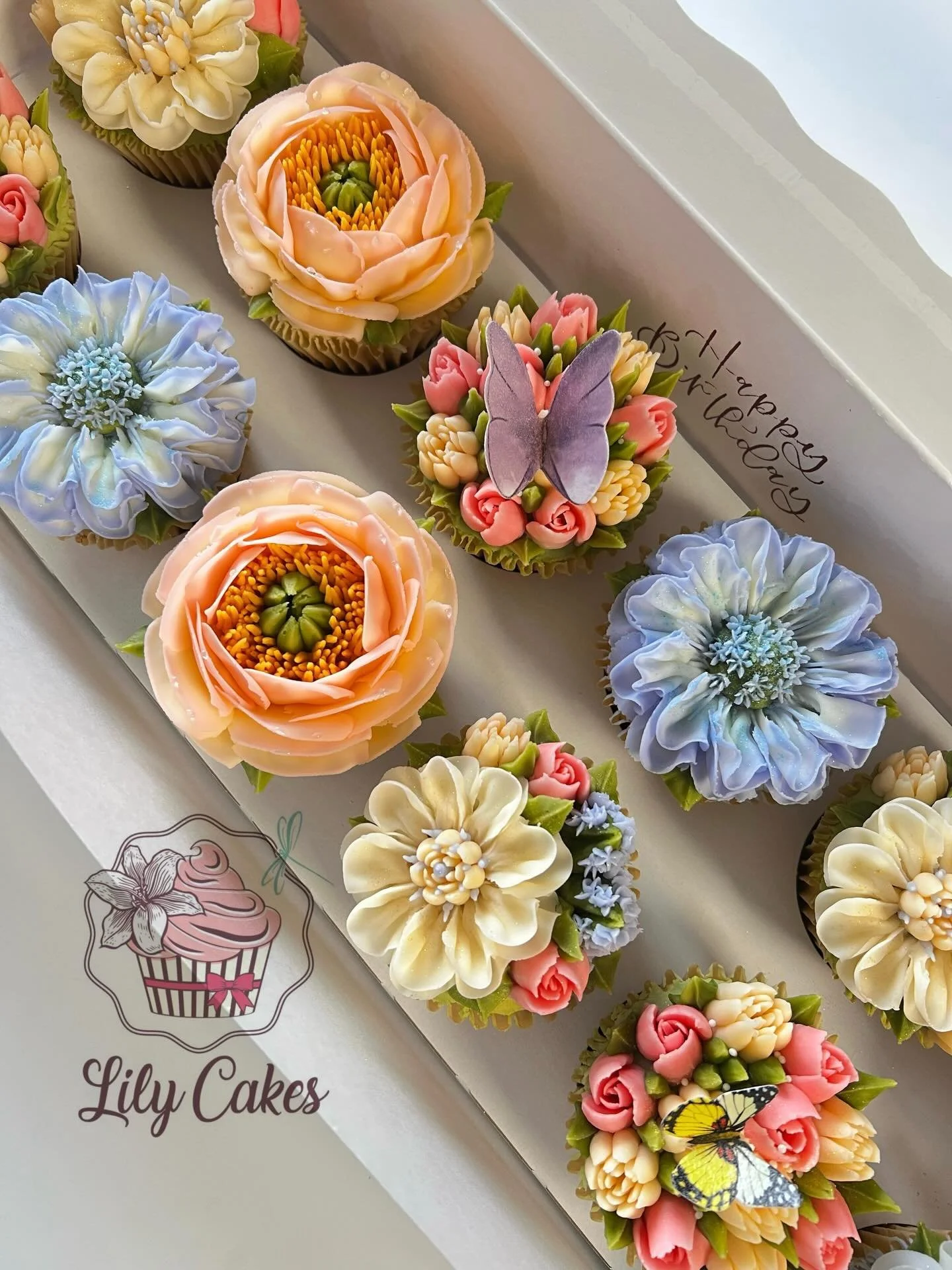 Details matter twice as much when they are made with love!! 🌸🌷💜

#lilycakestylertx #floralcupcakes #buttercream #cupcakes #flowers