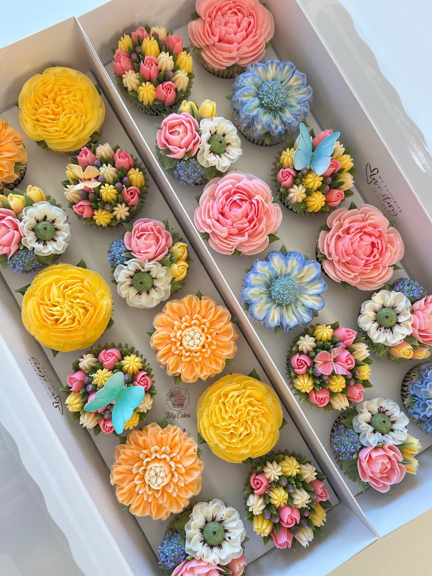 A happy and blessed Wednesday to everyone!! 💖

#lilycakestylertx #buttercream #cupcakes #buttercreamflowers #flowers