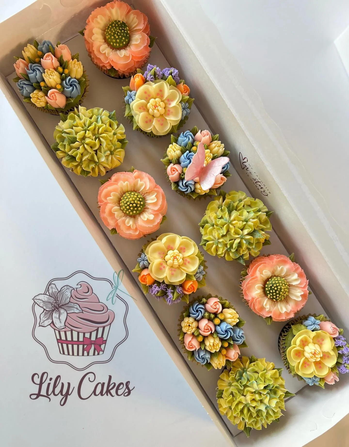 Today I give thanks for the flowers blooming in my garden&hellip; and also for the buttercream ones. 🥰🧡🪻

#lilycakestylertx #buttercream #cupcakes #buttercreamflowers #flowers