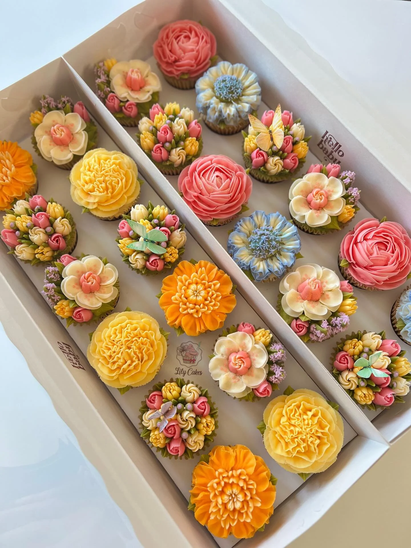 Another beautiful order of spring flowers!💖Colors that bloom from the heart and bring a smile. Thank you so much!! 🌼🌷🩵🧡

#lilycakestylertx #buttercream #cupcakes #buttercreamflowers #flowers
