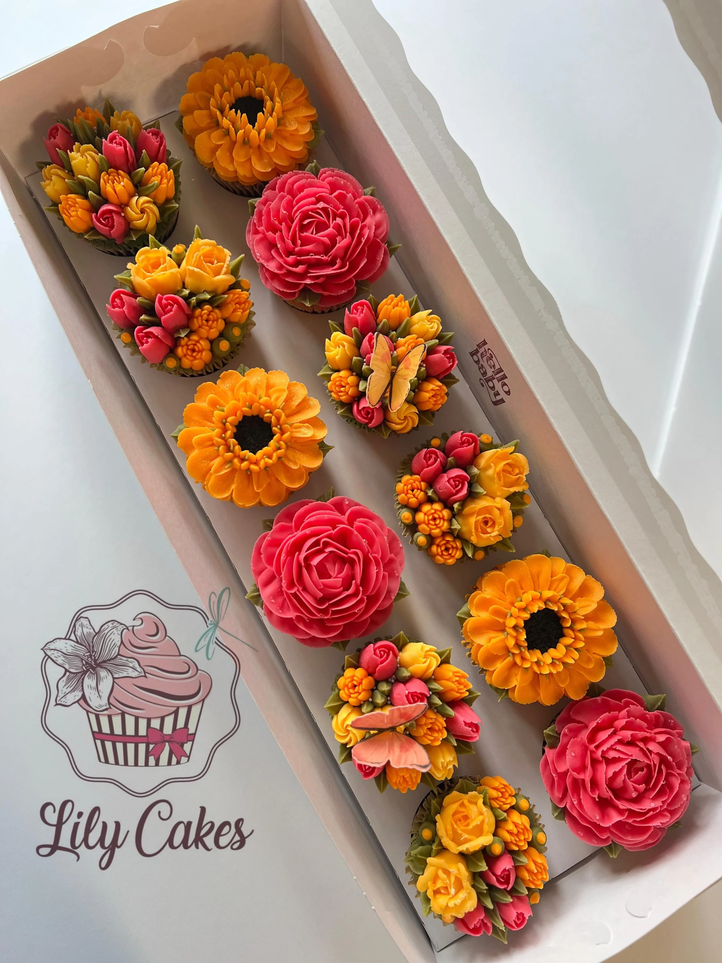 Have a beautiful day!✨🙌🏻
I send you lots of love and all the best.🧡💖

#lilycakestylertx #floralcupcakes #buttercream #cupcakes #floralcupcakes