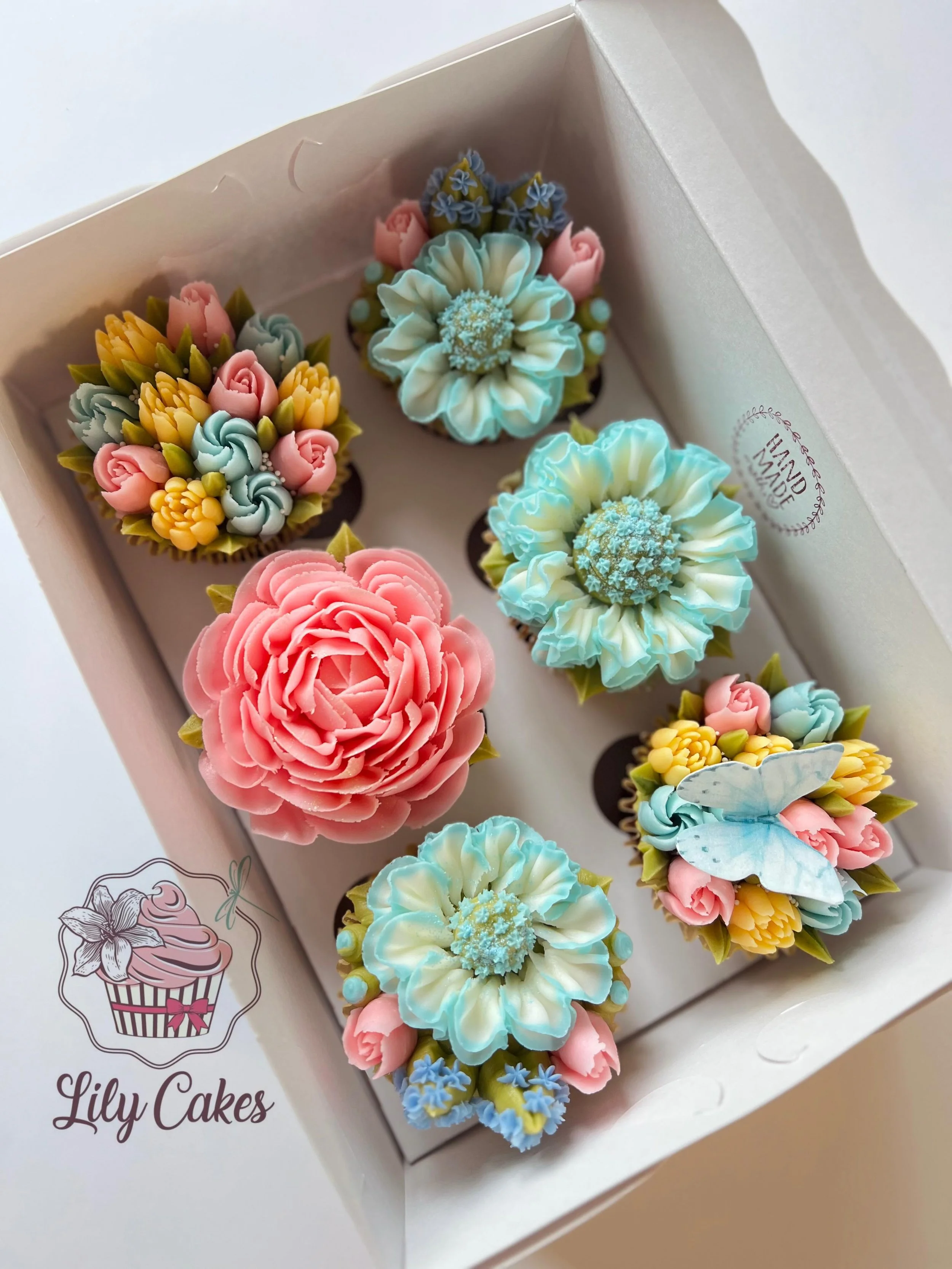 Enjoy this day!! ✨🌷
And show lots of kindness out there.🌼🩵

#lilycakestylertx #floralcupcakes #cupcakes #buttercream #floralcupcakes