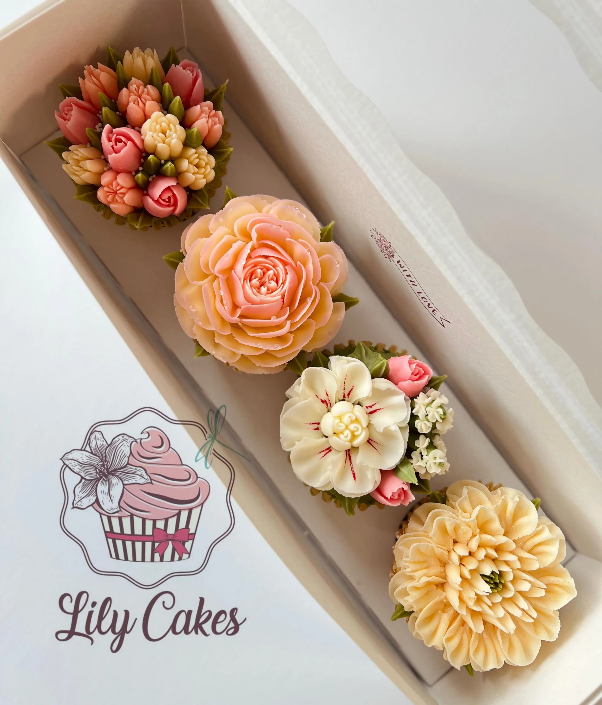 Hello everyone! 🌷🎉
I have room for a few extra boxes this Saturday. Our extra boxes contain 4 vanilla and chocolate flavored cupcakes, the design is as pictured.. Anyone interested in placing an order? Please send me a message. 

Thank you!! 💖

#l