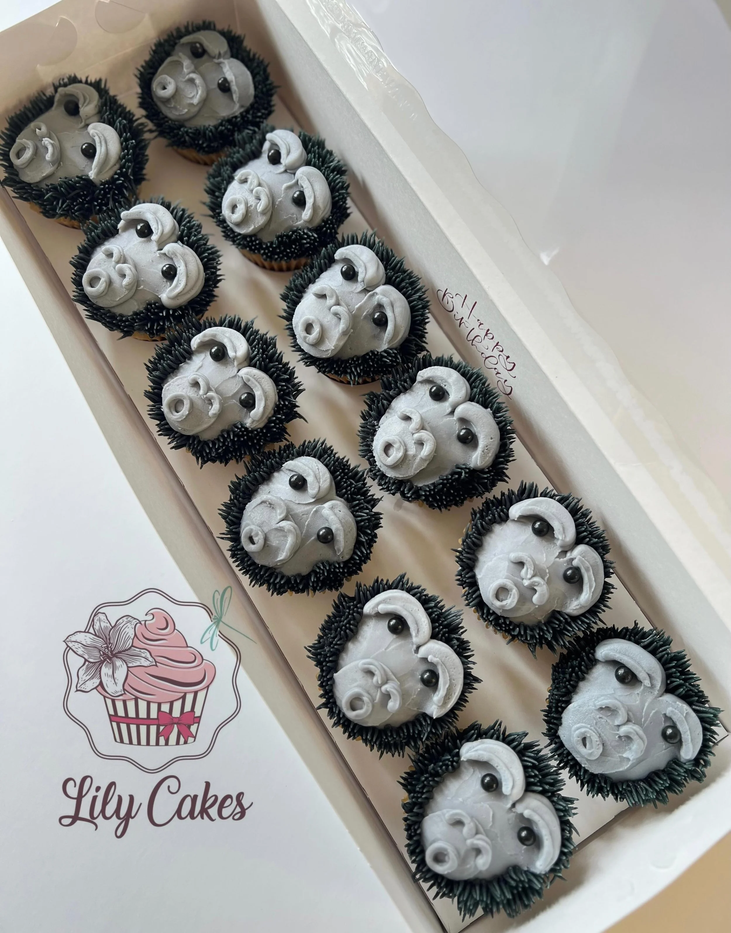 Gorillas! 🦍They look a little rough, but they&rsquo;re also adorable. These mischievous little guys are traveling to San Antonio, Texas today. Thank you so much for this order and have a safe trip!!🥰 I love having another animal design on my cupcak