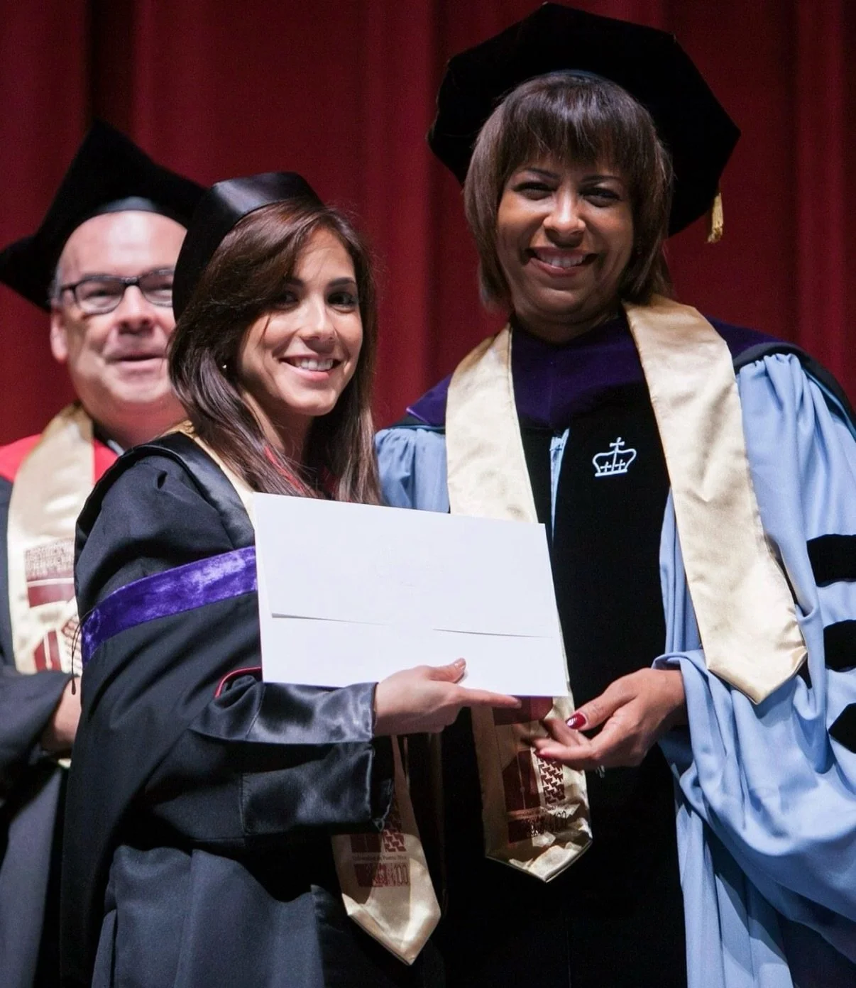 Me top&eacute; con esta foto de mi graduaci&oacute;n de Derecho (Magna Cum Laude) en 2013 y quise compartirla. 🤍⚖️

Inevitablemente me hizo recordar el camino recorrido desde entonces. En esa foto todav&iacute;a no sab&iacute;a todo lo que vendr&iac