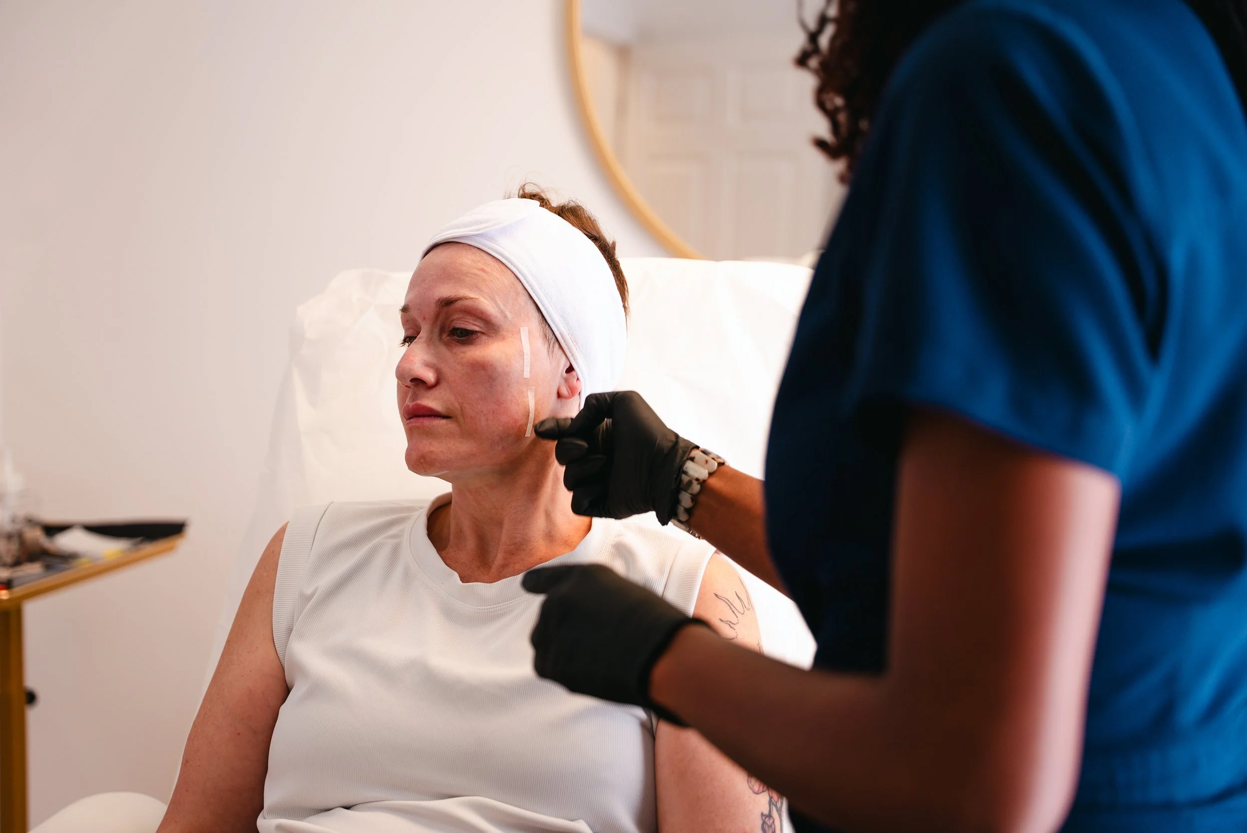 Patient getting an Endolaser treatment in her face to tighten her skin laxity.