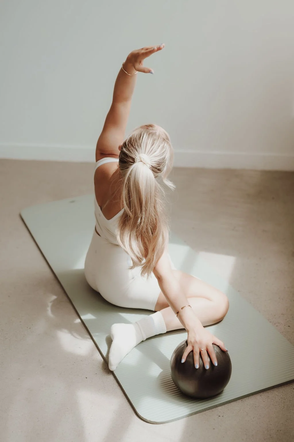 Bienvenue dans ta halte en ligne!   Découvre une bibliothèque de mouvement à explorer à ton rythme, selon ton énergie du moment, ou que tu sois!