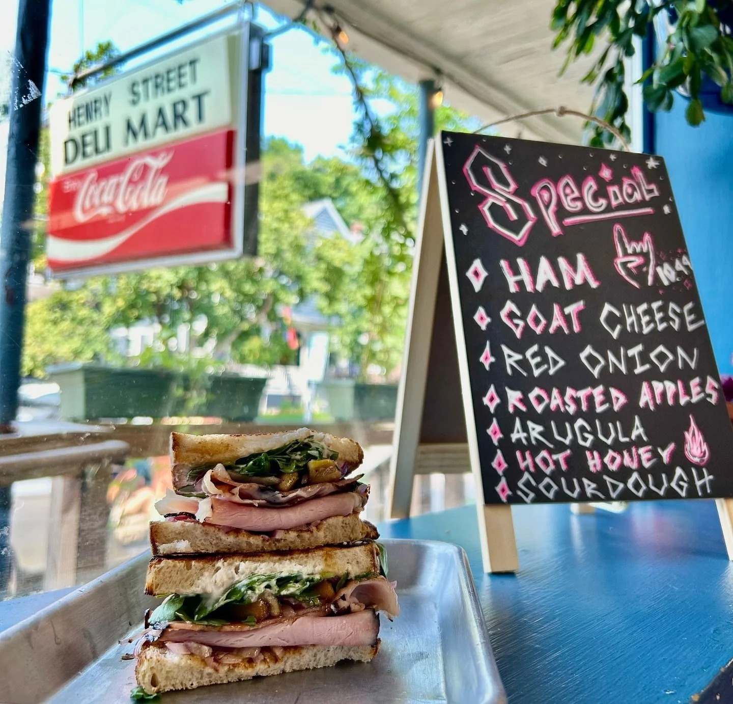 🤘🏼🤘🏼🤘🏼SPECIAL🤘🏼🤘🏼🤘🏼
Ham, ch&egrave;vre, spiced roasted apples, arugula, red onion and hot honey on @stewartsbakeryvt sourdough 

☎️802-864-1754☎️