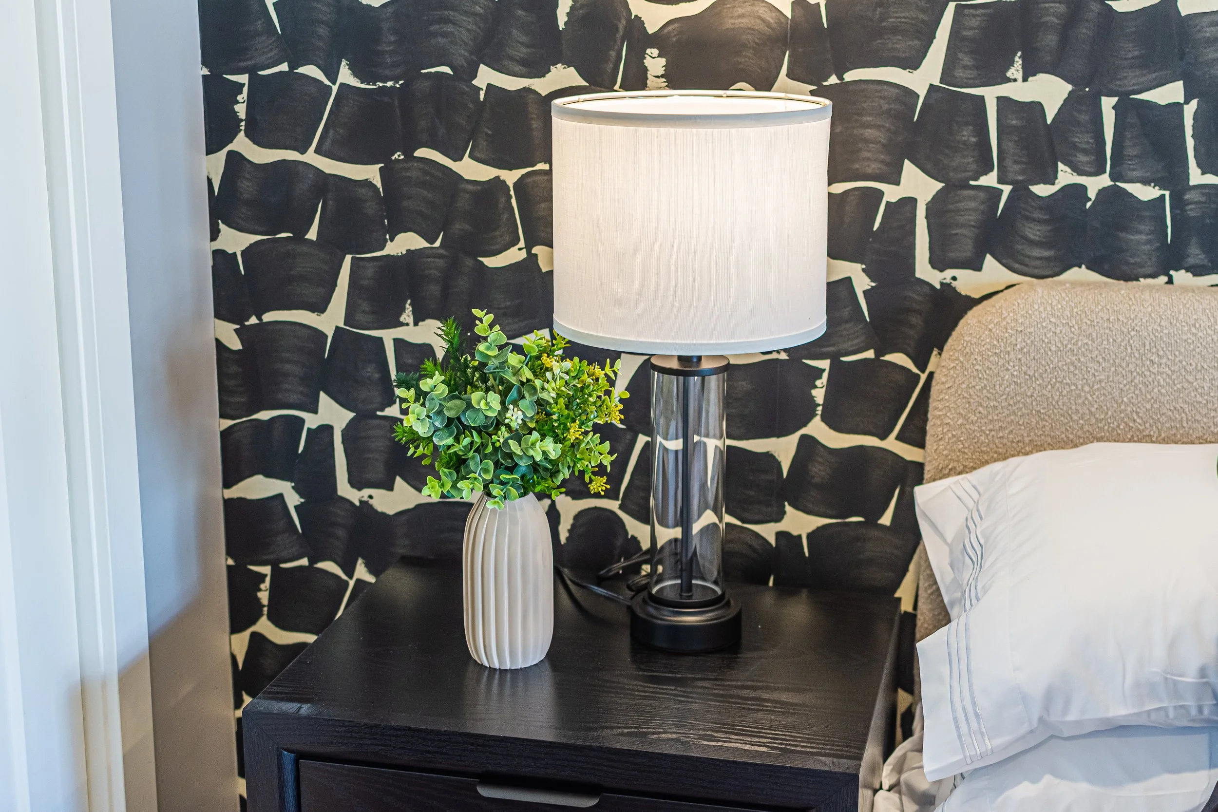 Noir Boutique Stay airbnb - Primary room 