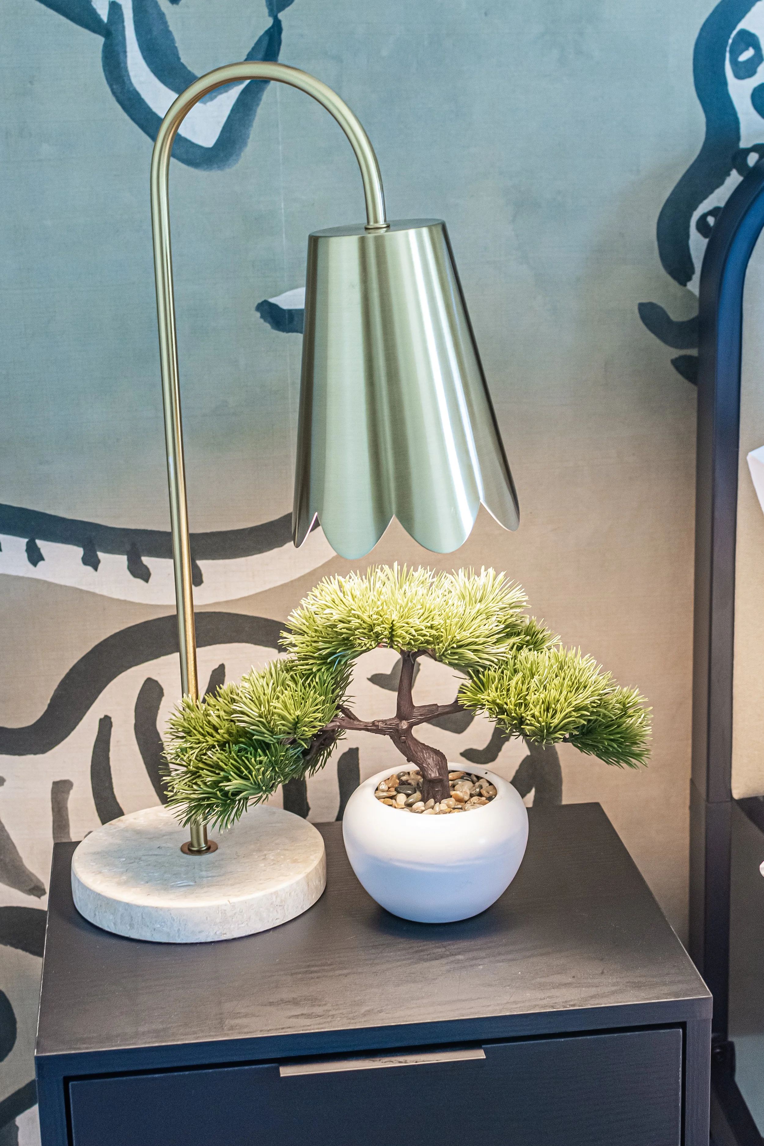 Noir Boutique Stay airbnb - Lamp area