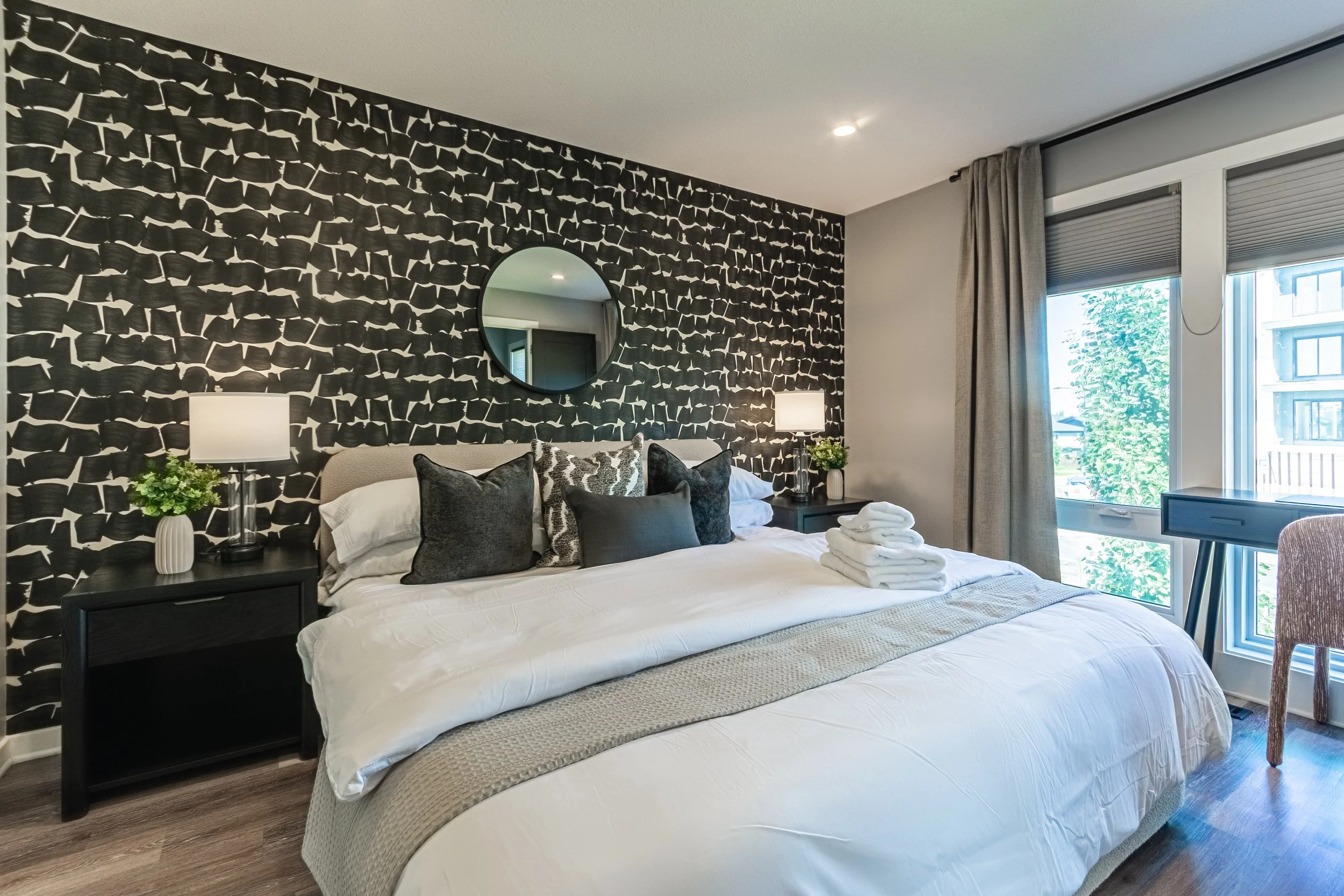 Noir Boutique Stay airbnb - Primary room 