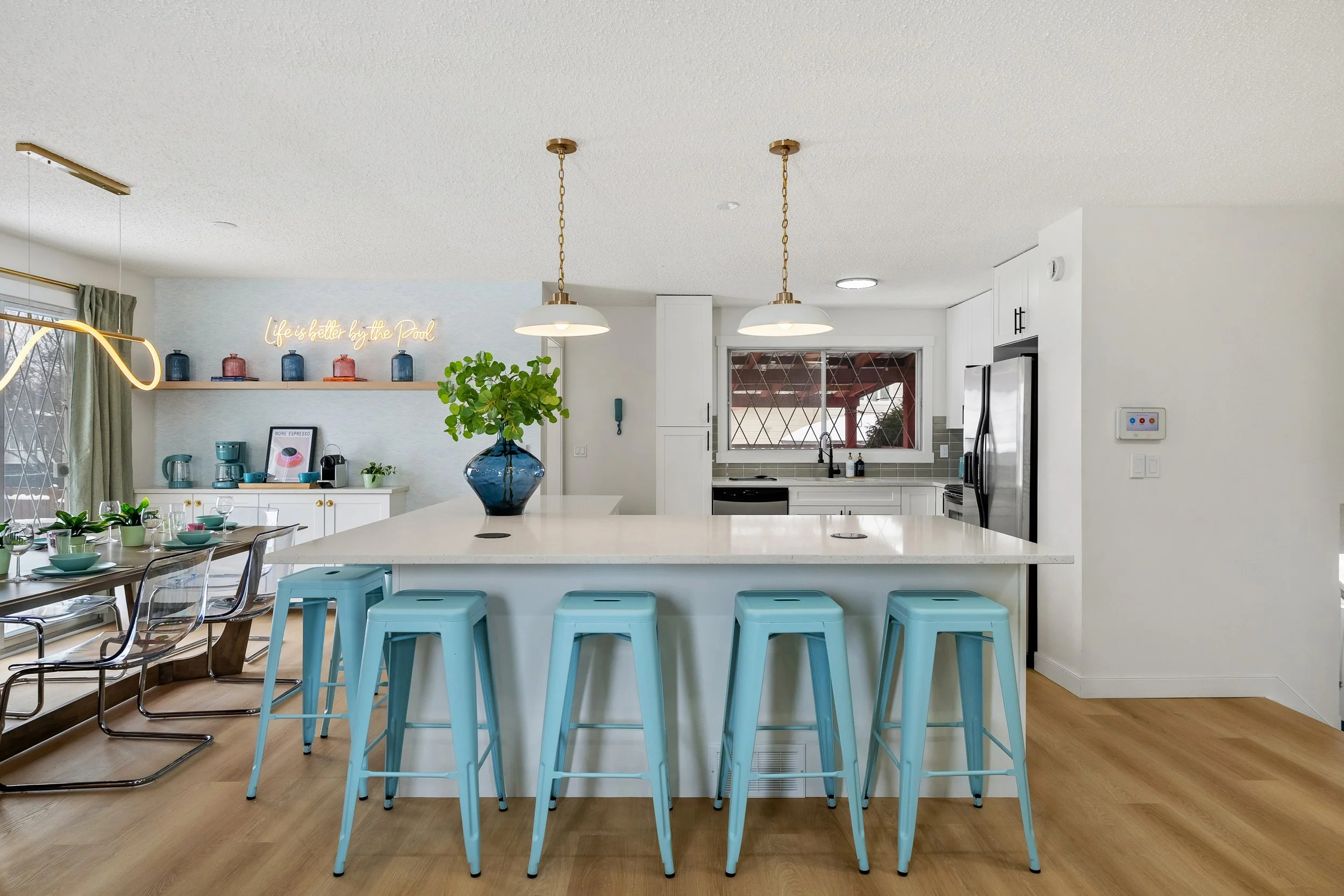 The Retro Pool Club Airbnb - Kitchen 