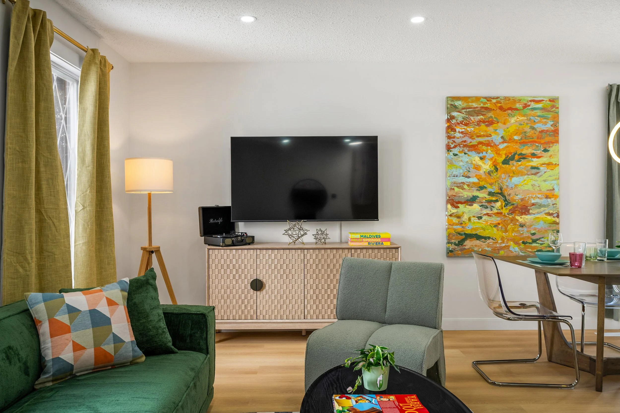 The Retro Pool Club Airbnb - Living 