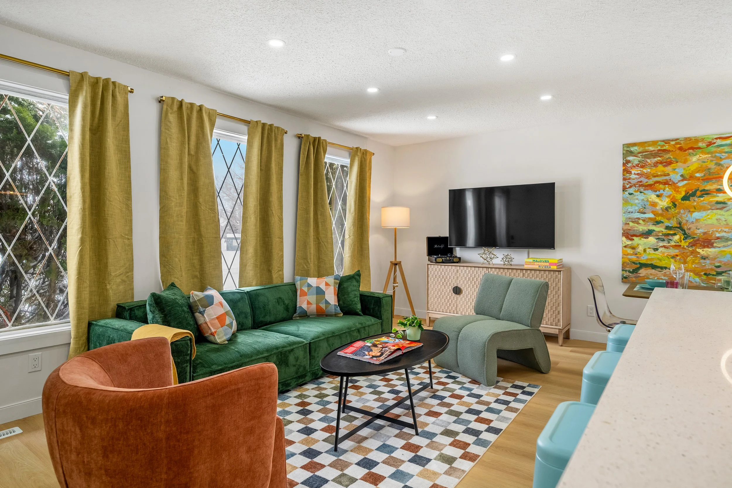 The Retro Pool Club Airbnb - Living 