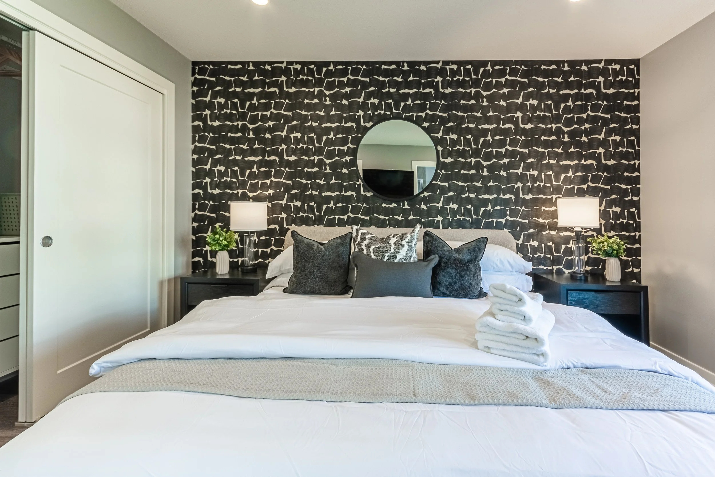 Noir Boutique Stay airbnb - Primary room 
