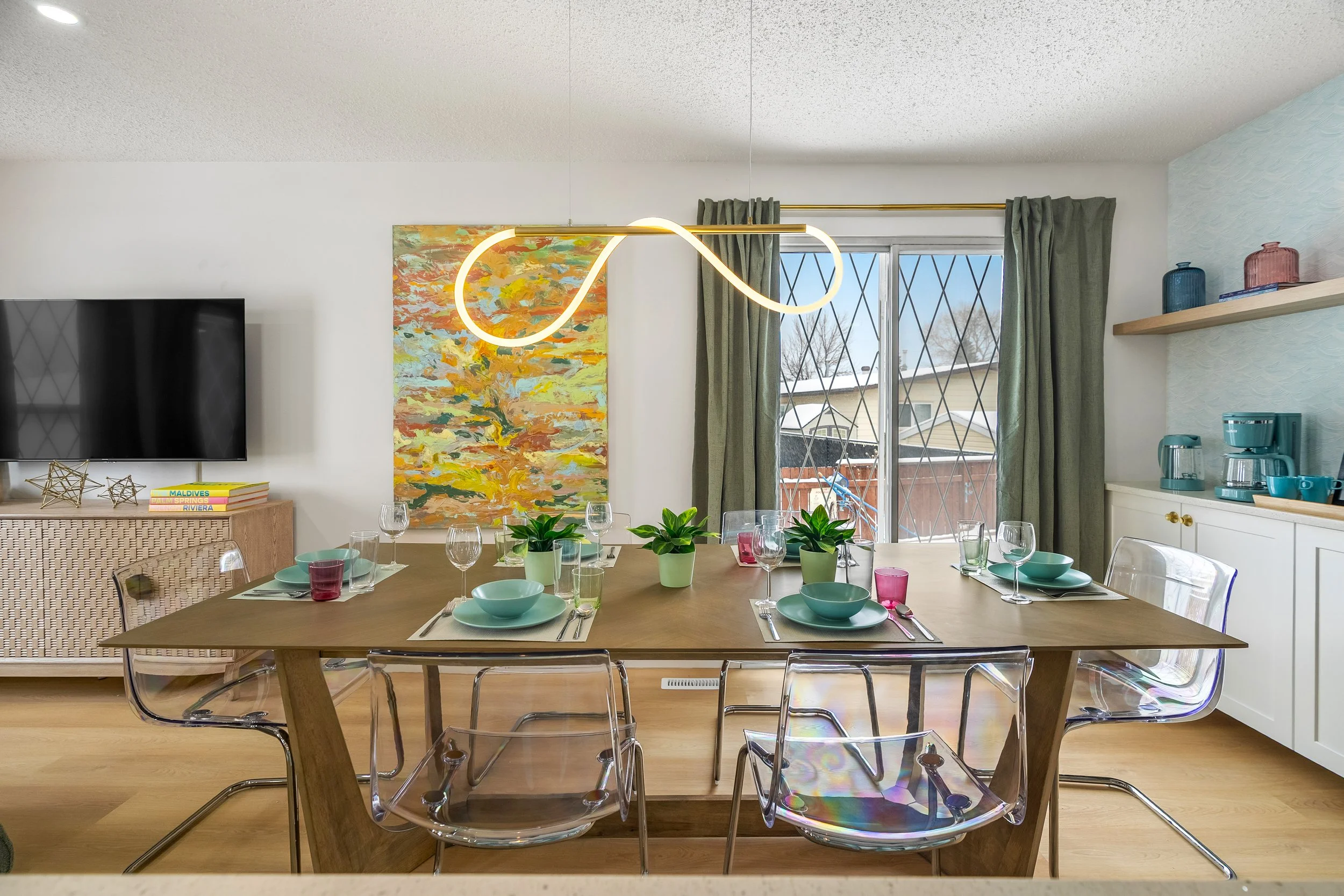 The Retro Pool Club Airbnb - Kitchen 