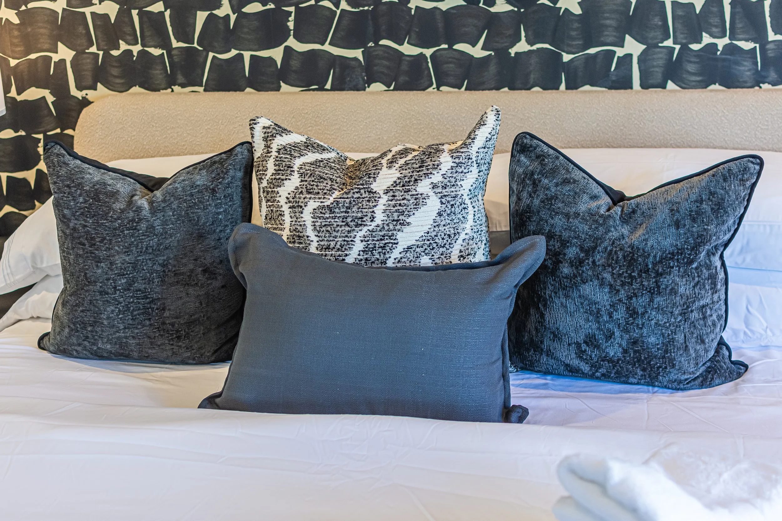 Noir Boutique Stay airbnb - Primary room 