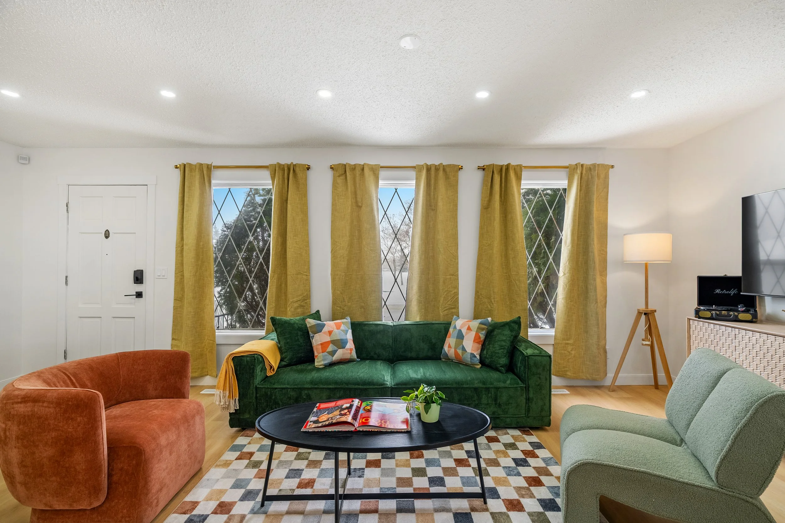The Retro Pool Club Airbnb - Living 