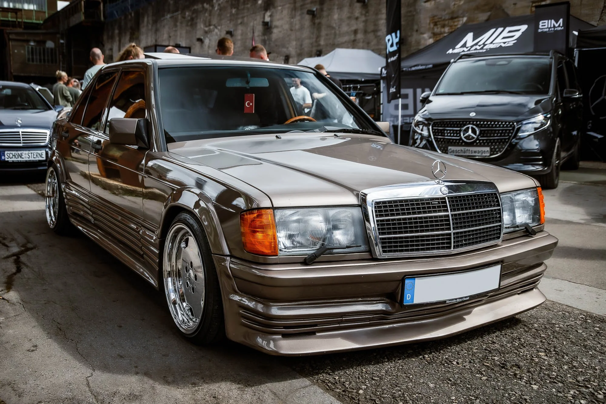 mercedes-benz-w201-c-klasse-limousine-braun-amg-tuning.jpg