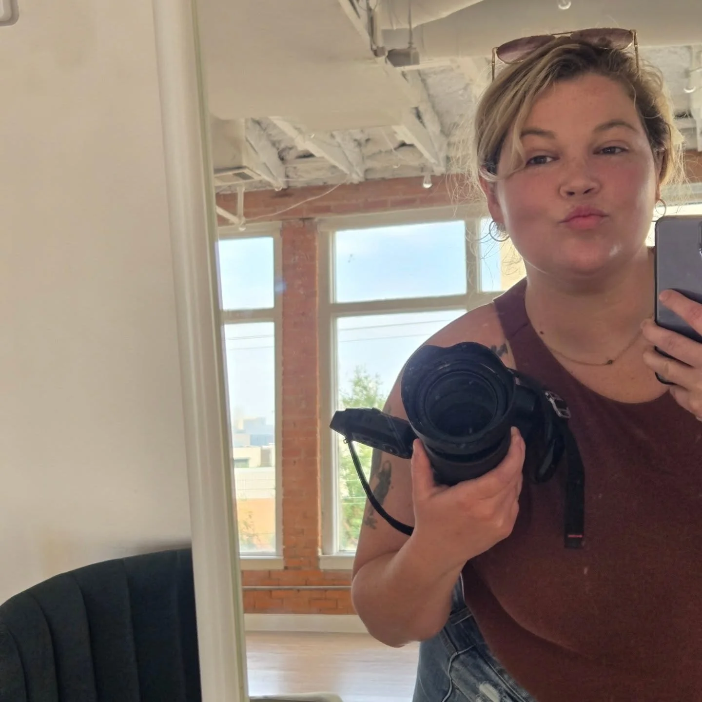 Shameless mirror selfie ✔️ 
It&rsquo;s me, the face behind Miranda Gadbury Photography. If you&rsquo;re new here&mdash;hi, welcome! I shoot seniors and real life moments that actually feel like you. Glad you found me♡