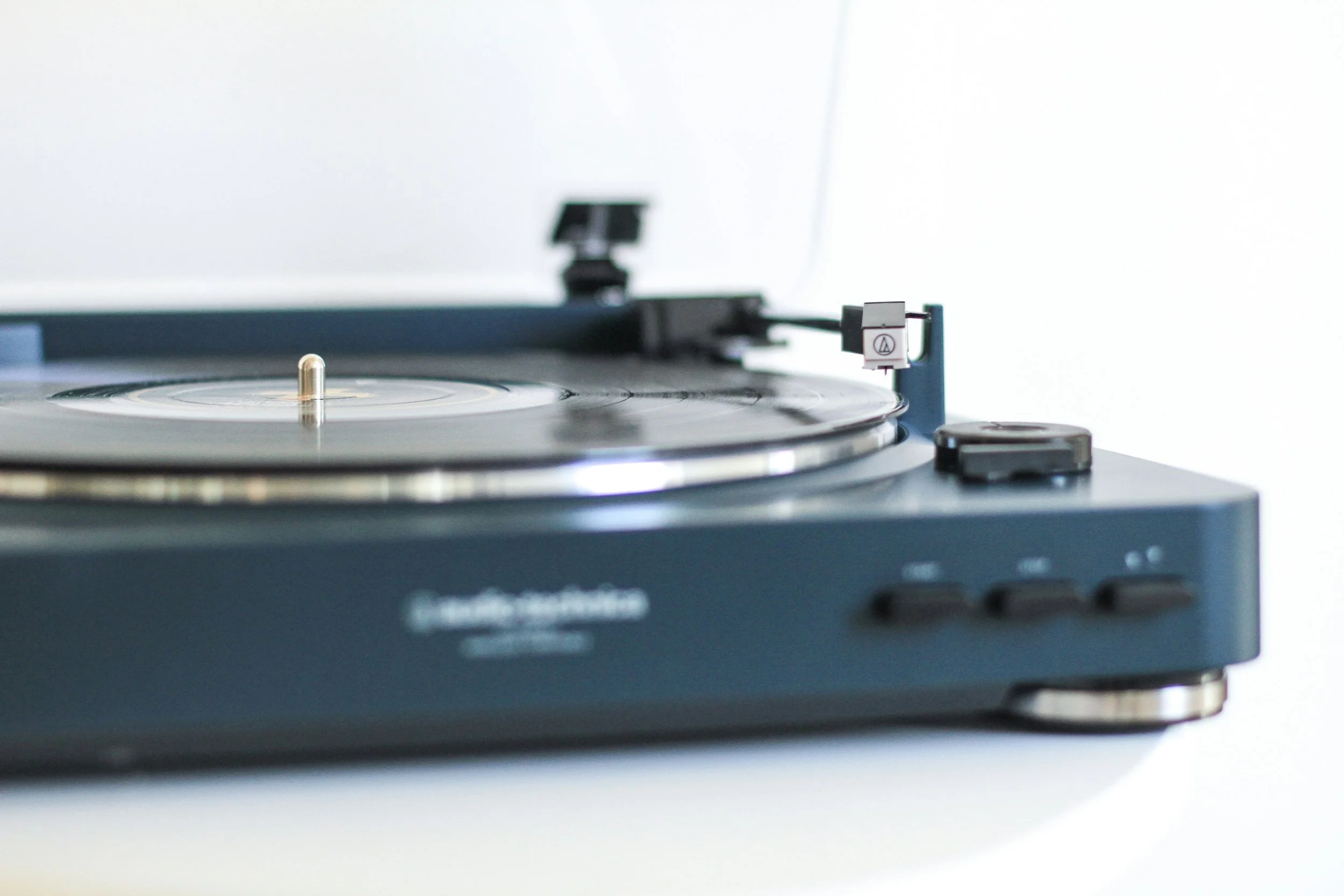 3 Great Beginner Turntables Under $300 (That Don't Suck)