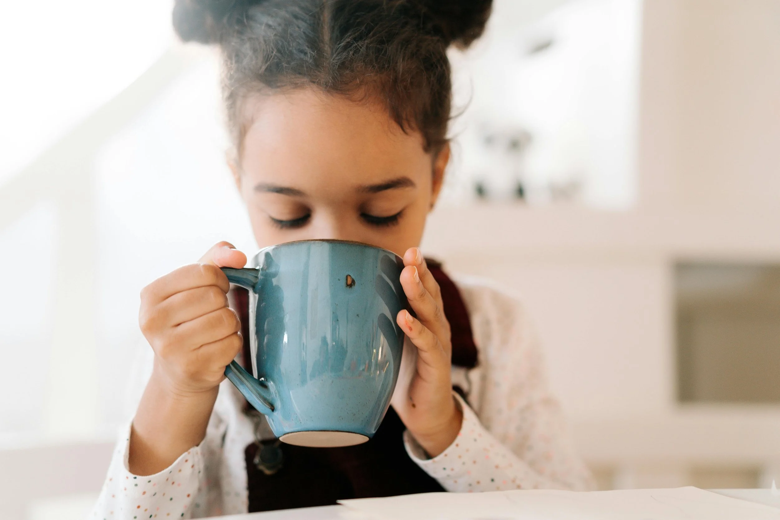 Otrok in napacna skodelica