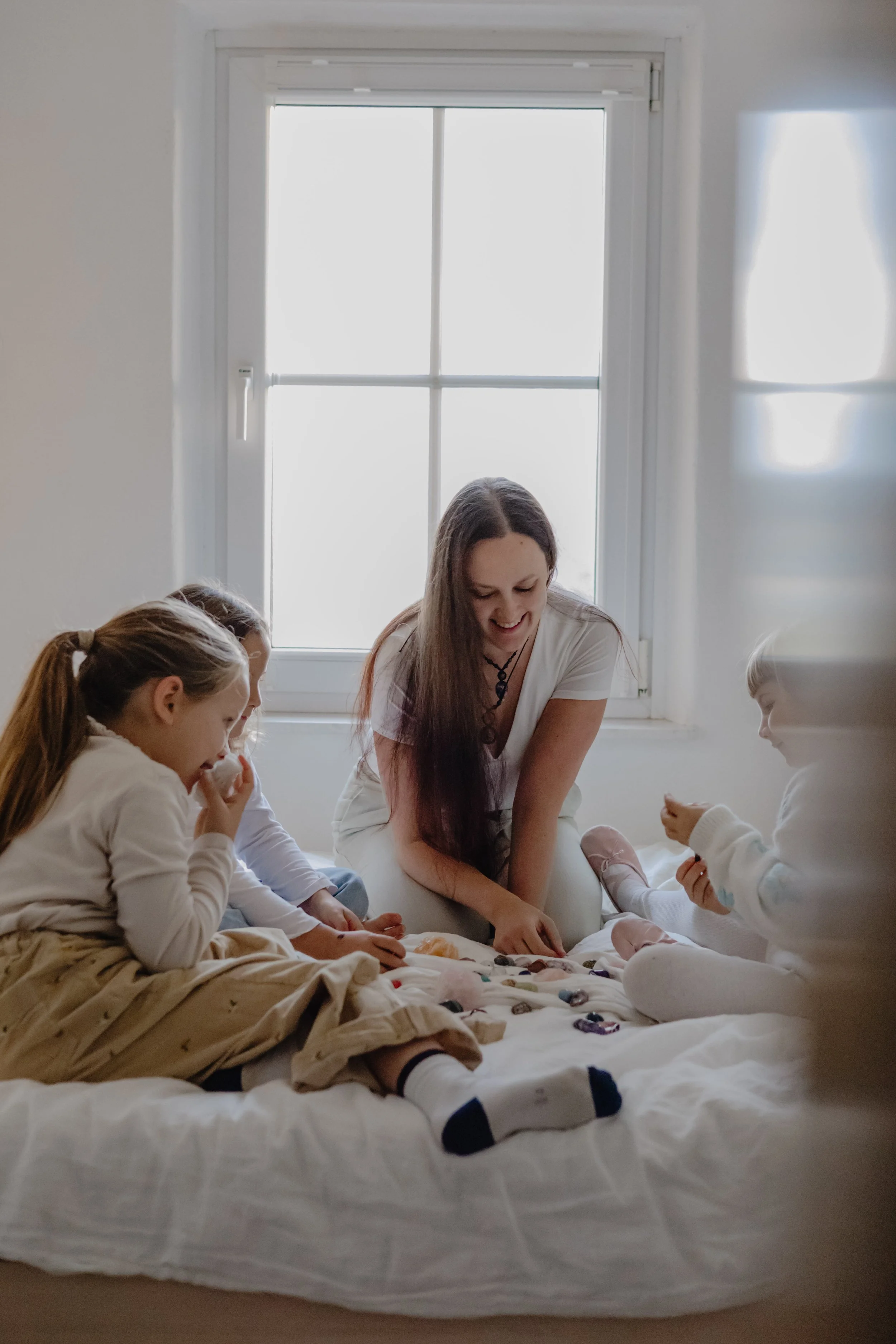 Otroci spoznavajo kristale na kristalnih uricah v Šenčurju pri Kranju