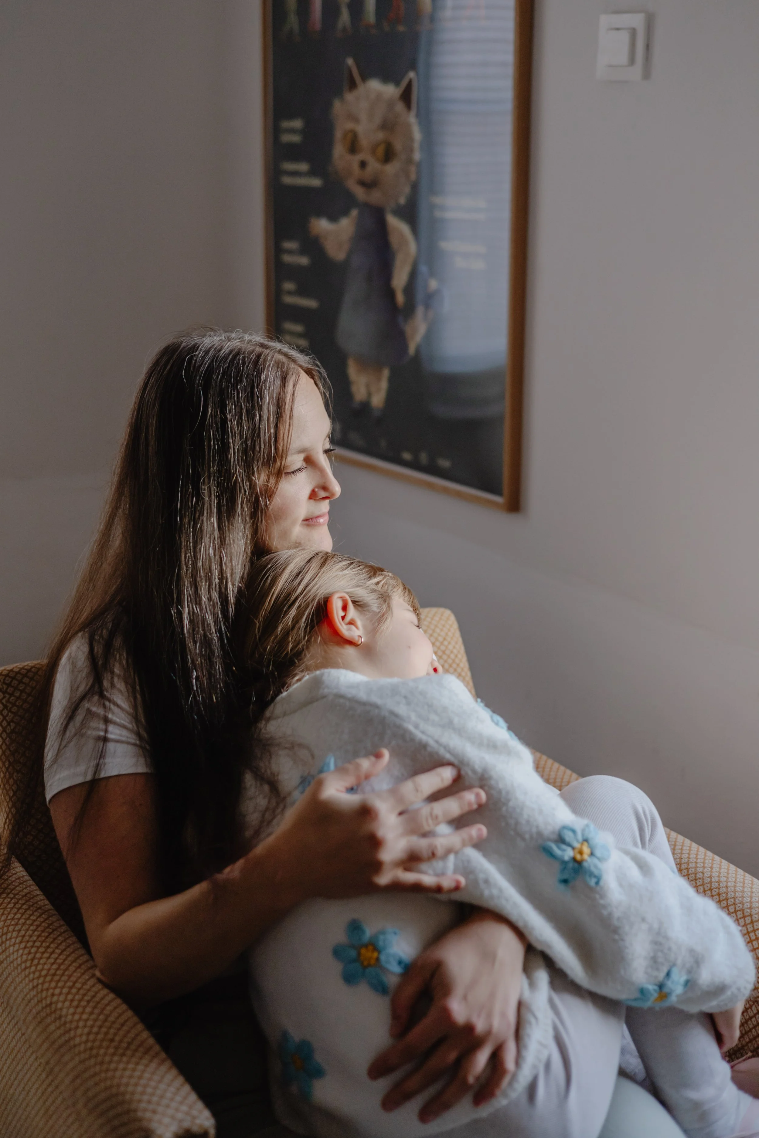 Vzgojiteljica Mateja Urh med podporo otroku v varnem in spodbudnem okolju