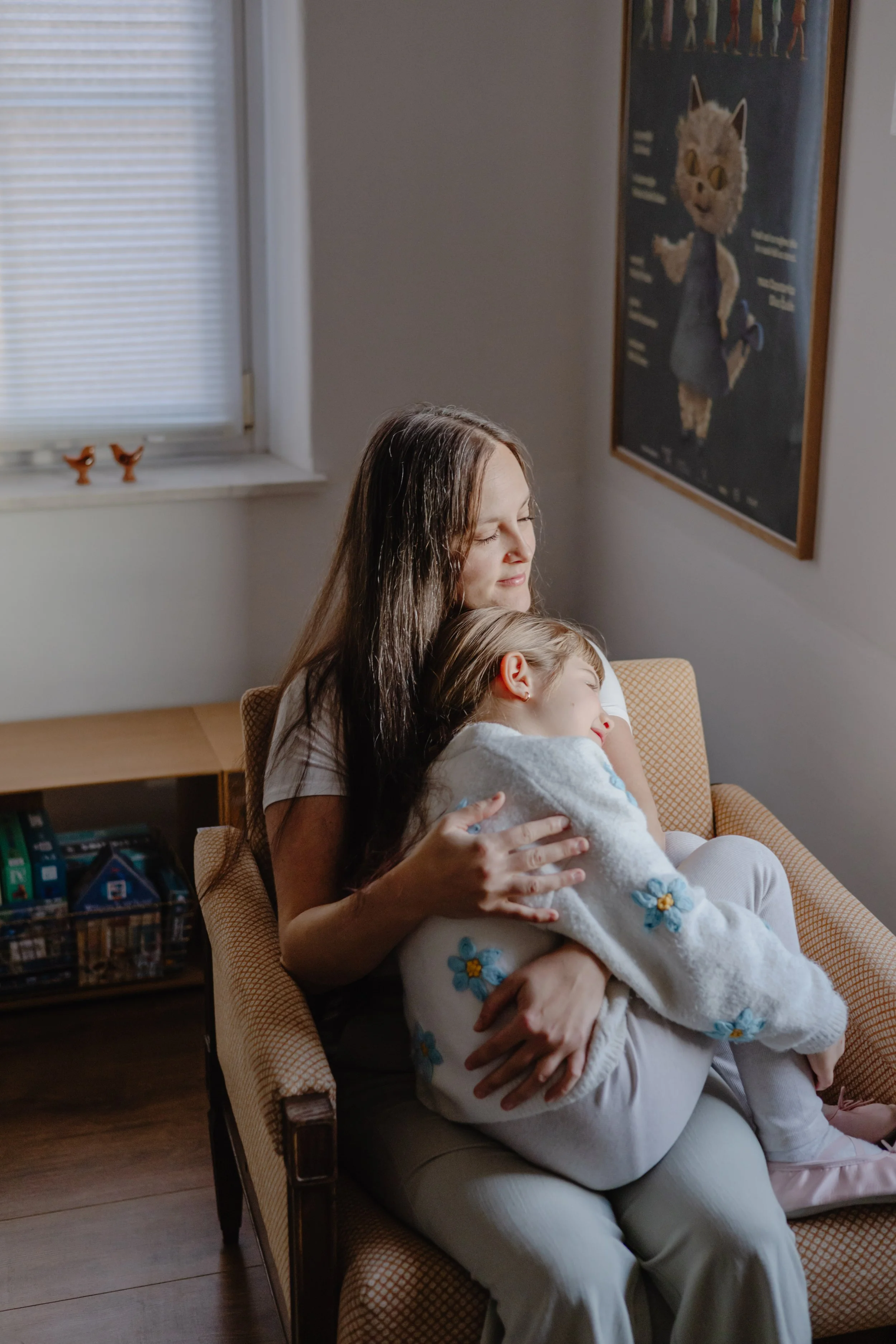 Vzgojiteljica in svetovalka za starše Mateja Urh med individualnim varstvom deklice