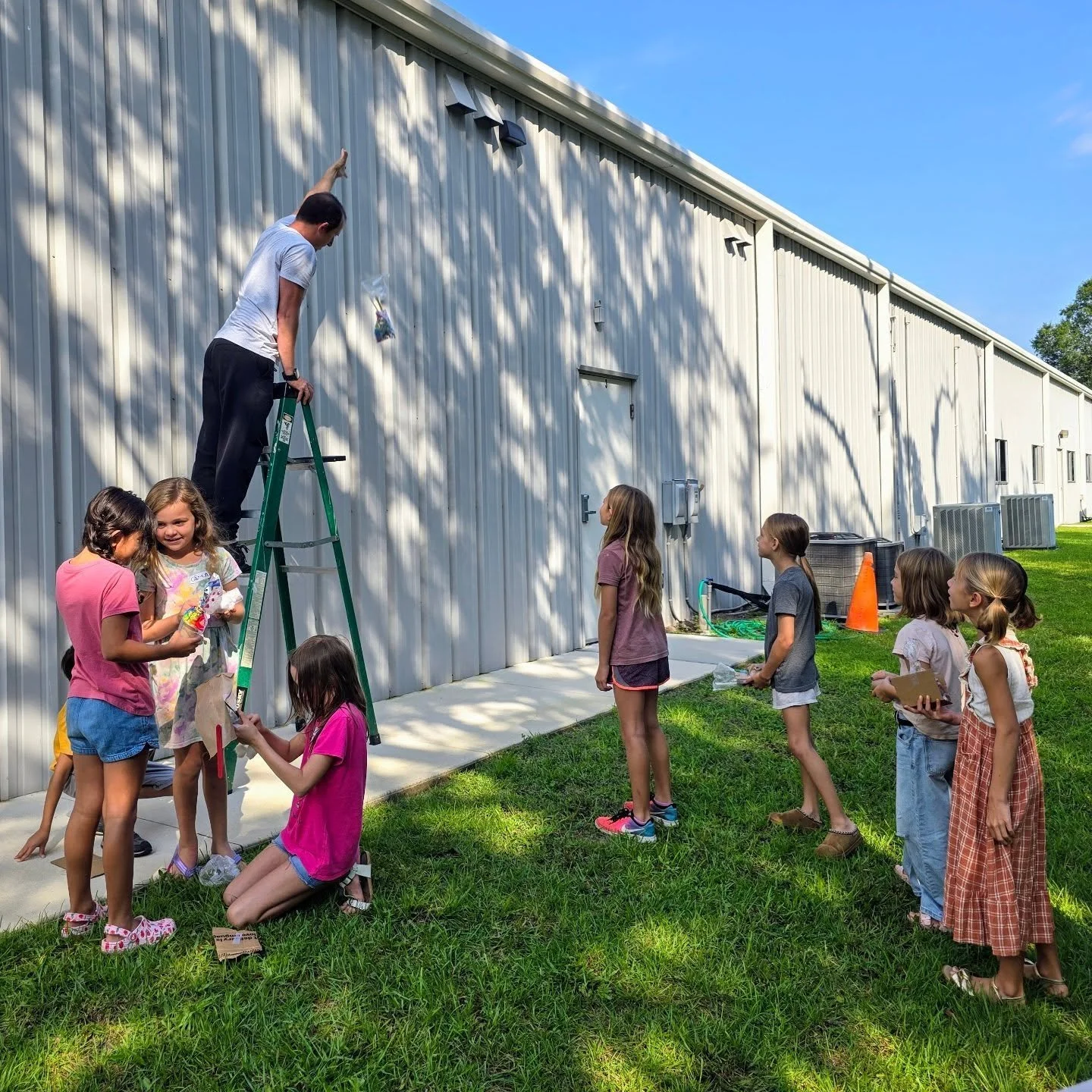 Welcome Back to Saltwater Collective! Our primary students had an amazing first day filled with discovery and creativity. They explored forces and gravity with the legendary egg drop challenge, crafted quilts while learning about the Oregon Trail, an