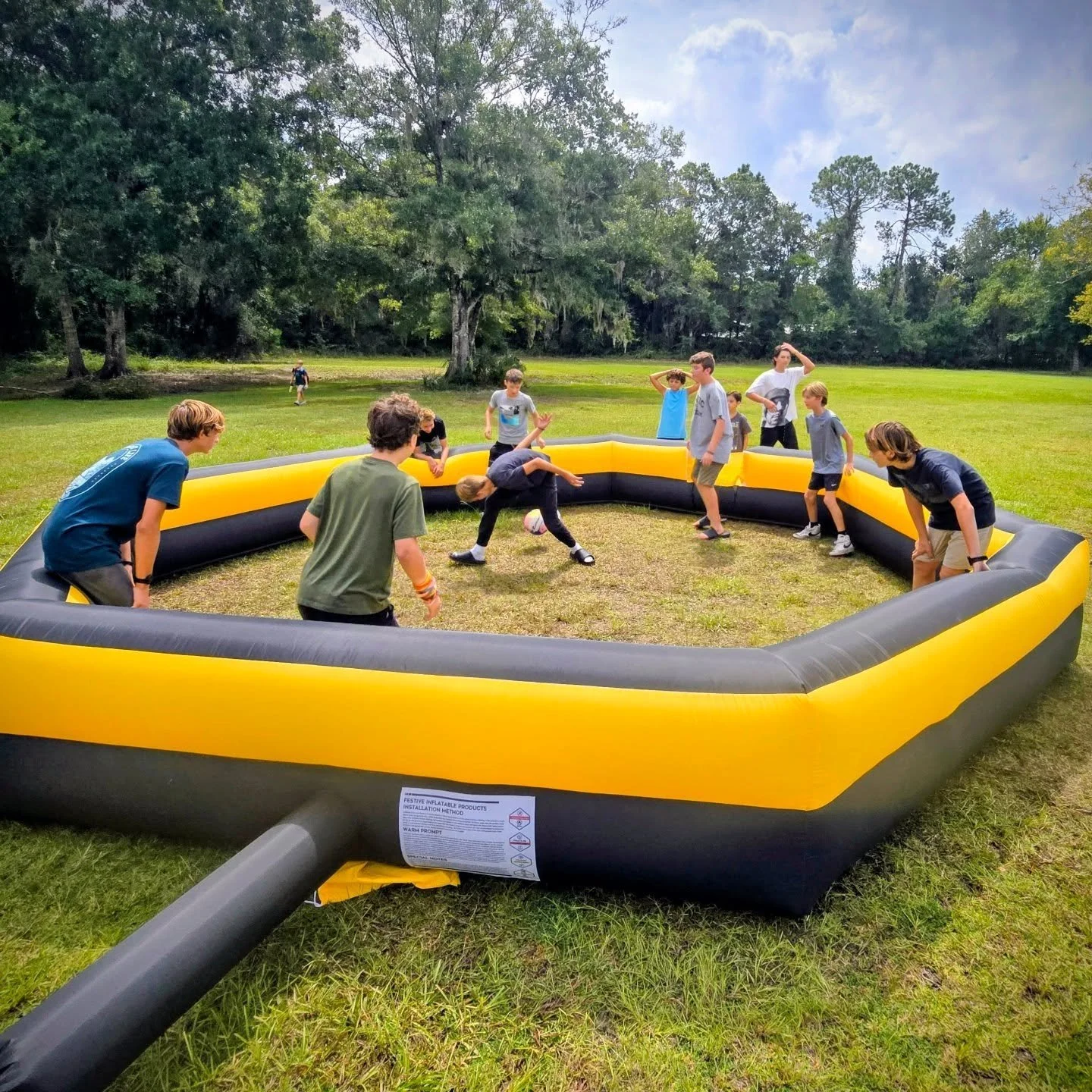 We explored the world of simple machines experimenting with ramps and inclined planes to see how they make work easier and change the way force is used. Hands-on physics at its best! We also tapped into their artistic side by crafting their own cloth