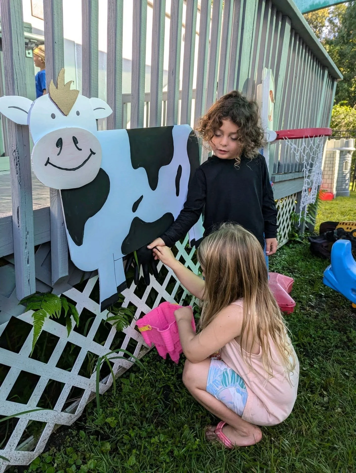 🐄🌾 Down on the Farm! 🌾🐣

Our preschoolers put on their farmer hats this week and got a hands-on taste of farm life! 🧑&zwj;🌾 They practiced milking a &ldquo;cow&rdquo; 🐮 (felt version, of course!) and even went &ldquo;egg collecting&rdquo; 🥚 f