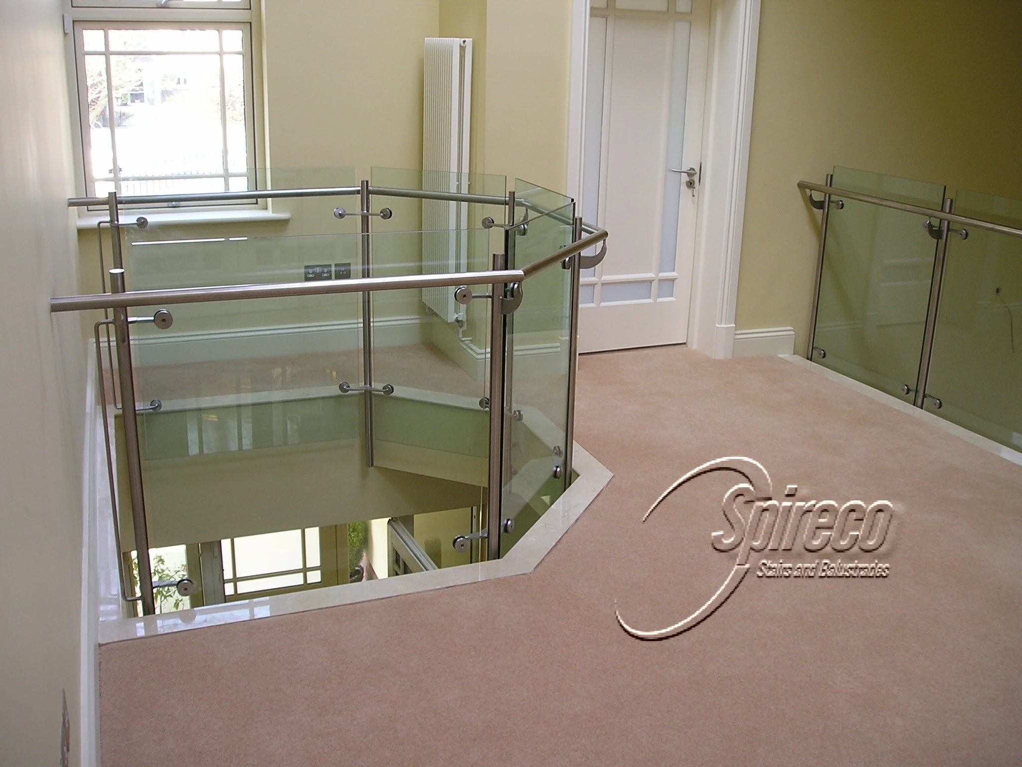 ‘Hill Road’ Stainless Steel & Glass Balustrade.
Tubular Stainless Steel Posts with Toughened Glass infill connected with Stainless Steel Disc ‘thru clamps’ and Side -mounted Handrail.