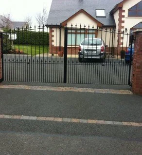 Powder-coated Driveway Gates.
Galvanised & Powder-coated Automated Driveway Gates with Top & Middle Spears.