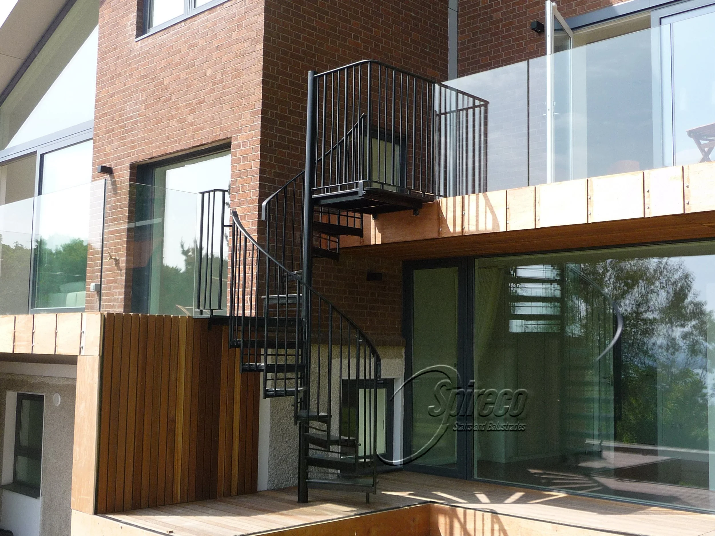 ‘External Executive’ Spiral Stairs.
‘Executive’ model Spiral Stairs – Galvanised & Powder-coated with Black Hardwood Treads & Landings.