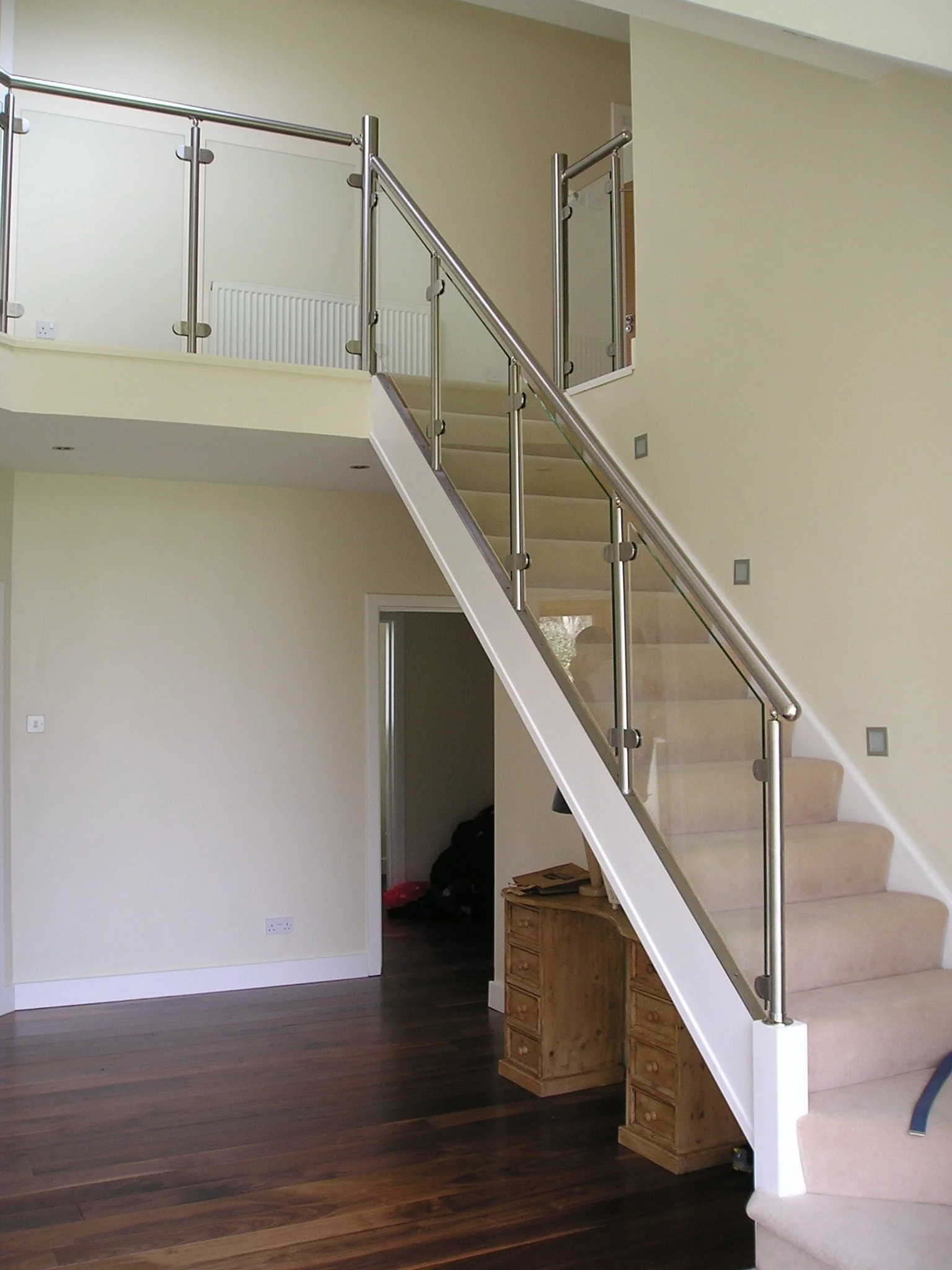 ‘Offington’ Stainless Steel & Glass Balustrade.
Tubular Polished Stainless Steel Handrail and posts with Toughened Glass Infill panels.