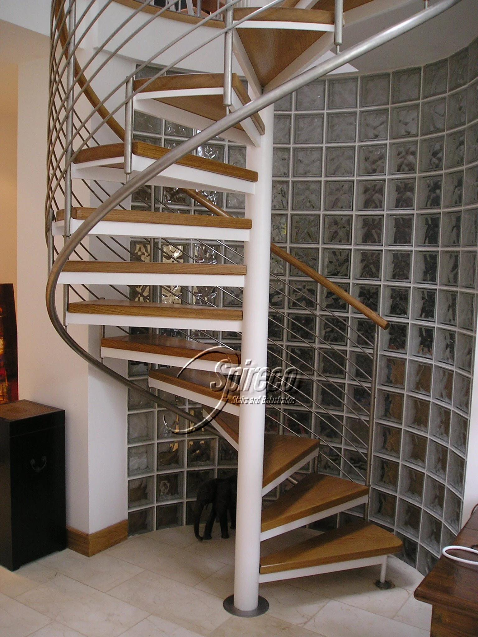 ‘Tradewinds’ Stainless Slipstream Spiral Stairs.
Spiral Stairs with Stainless Steel Posts & Rods Balustrade with Stainless Steel Under-rail and American White Oak Handrail & Treads.
