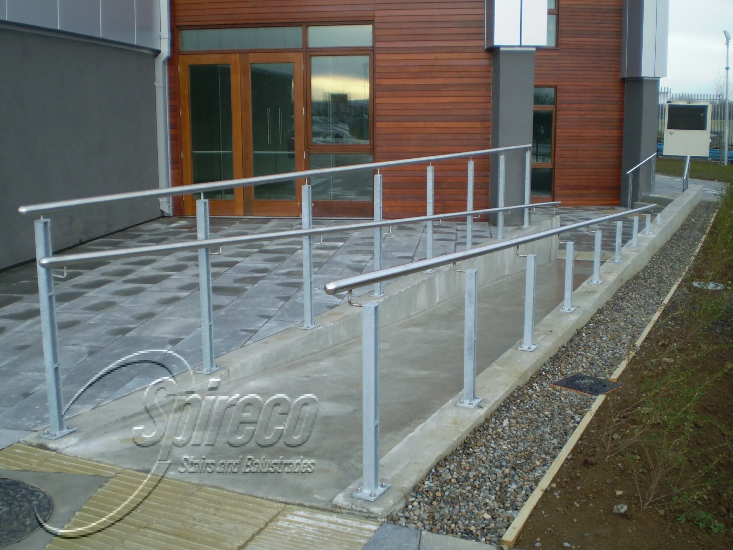 ‘Clasac’ External Twin Fin Posts with Stainless Steel Handrail.
Stainless Steel Handrails on Galvanised Twin Fin Posts.