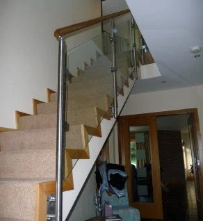 ‘Portmarnock’ Balustrades.
Side-mounted Stainless Steel & Glass Balustrade with Timber Handrail.