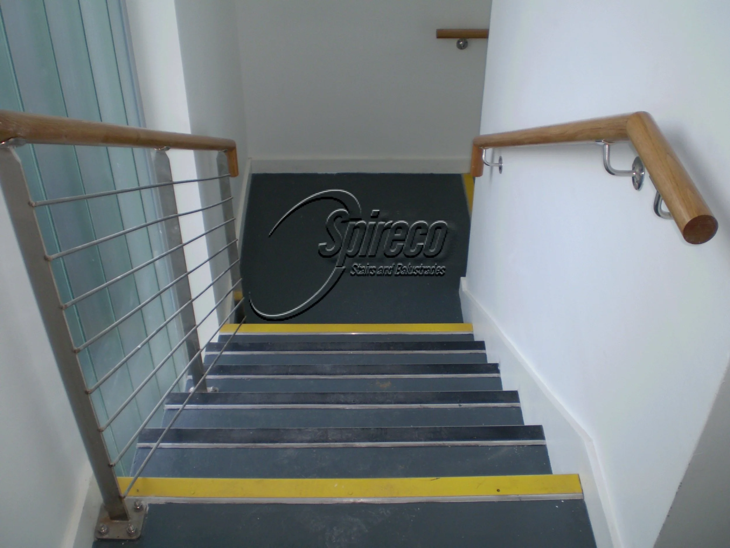 ‘Clasac’ Wall-mounted Oak Handrail.
Wall-mounted Circular White Oak Handrail to inside of Stairwell.