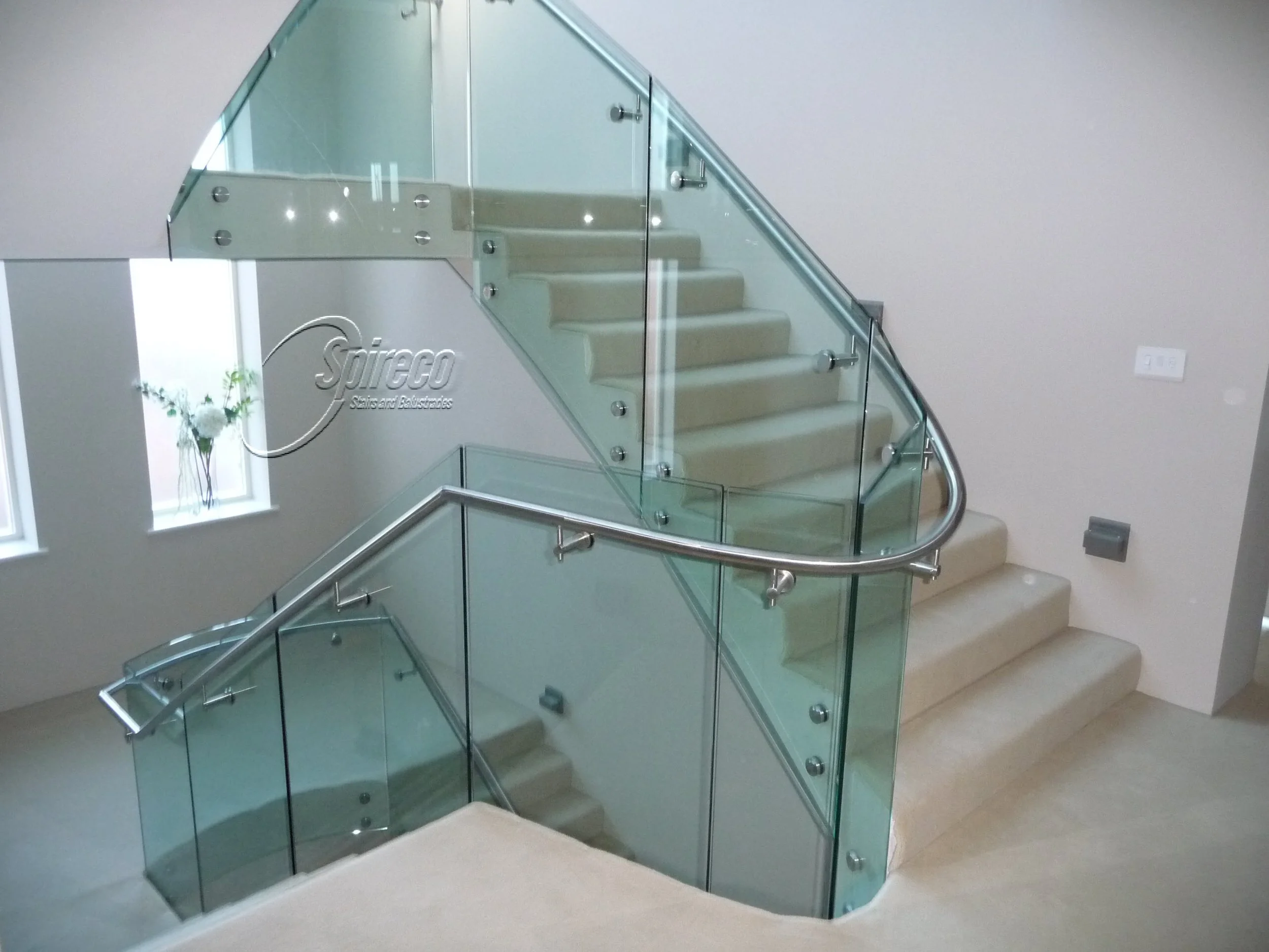 ‘Merrion’ Cantilever Glass Balustrade.
Side-Mounted Cantilevered Toughened Glass Balustrade with Stainless Steel Handrail.