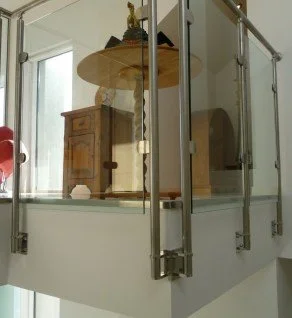 ‘South Shore’ Stainless Steel & Glass.
Side-mounted Tubular Stainless Steel & Toughened Glass Balustrade.