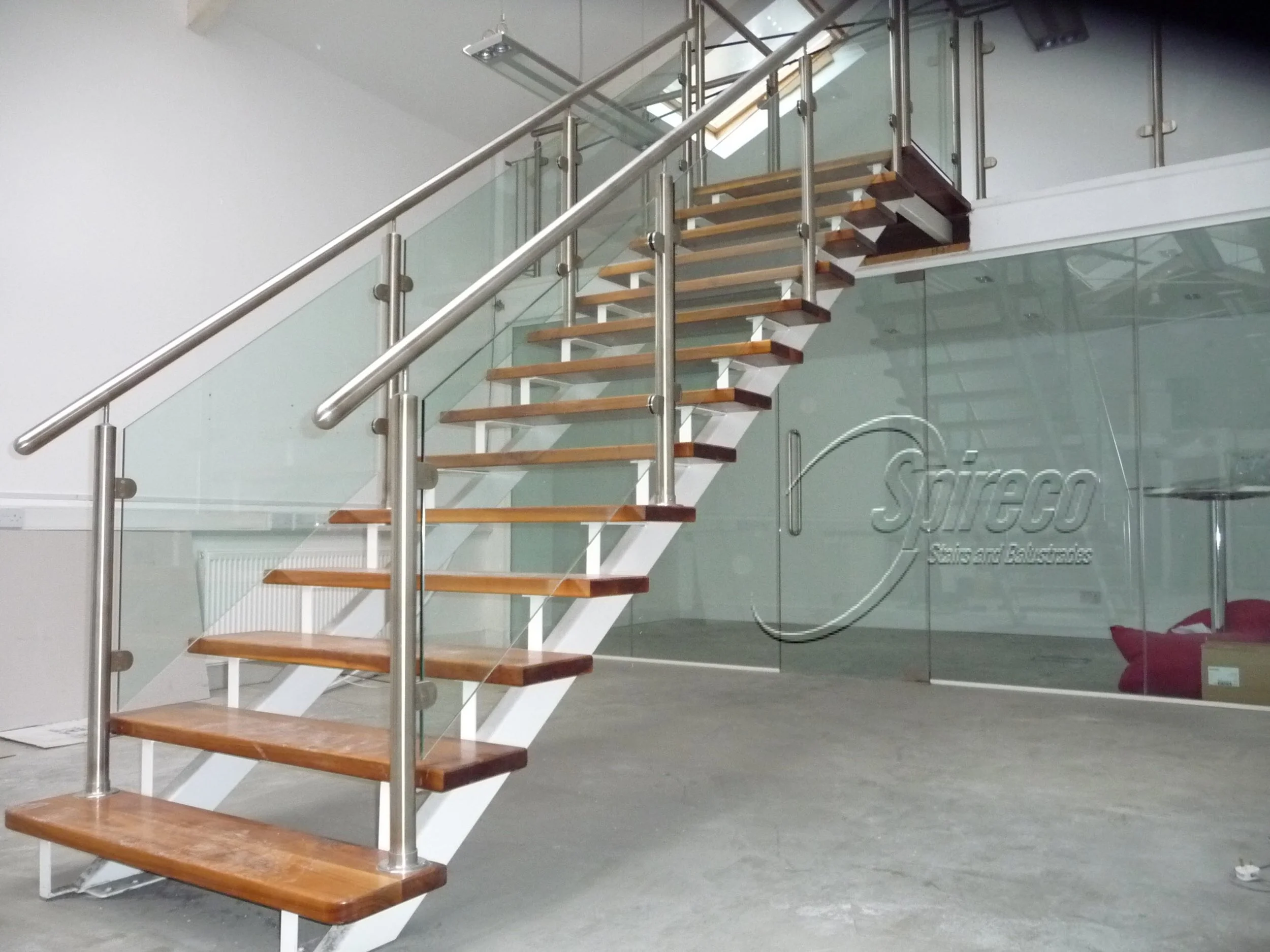 CKSK ‘Newbridge’ style Stairs.
CKSK ‘Newbridge’ style Stairs with 2″ thick Walnut Treads and Landing and Stainless Steel & Glass Balustrade.
