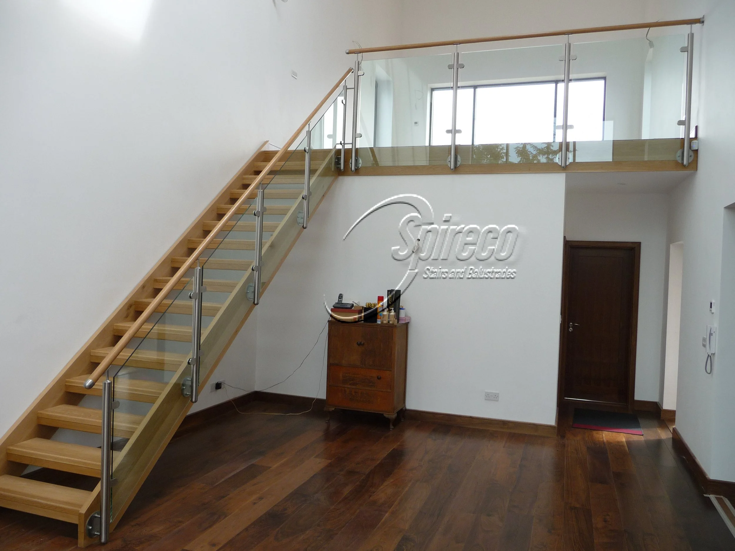 ‘Straffan’ Side-Mounted Balustrade.
Side-mounted Stainless Steel Posts and Handrail to solid Oak Stairs with Toughened Glass infill.