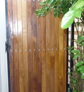 Side Gate.
Galvanised & Powder-coated steel framed Side Gate with T&G Iroko Cladding.